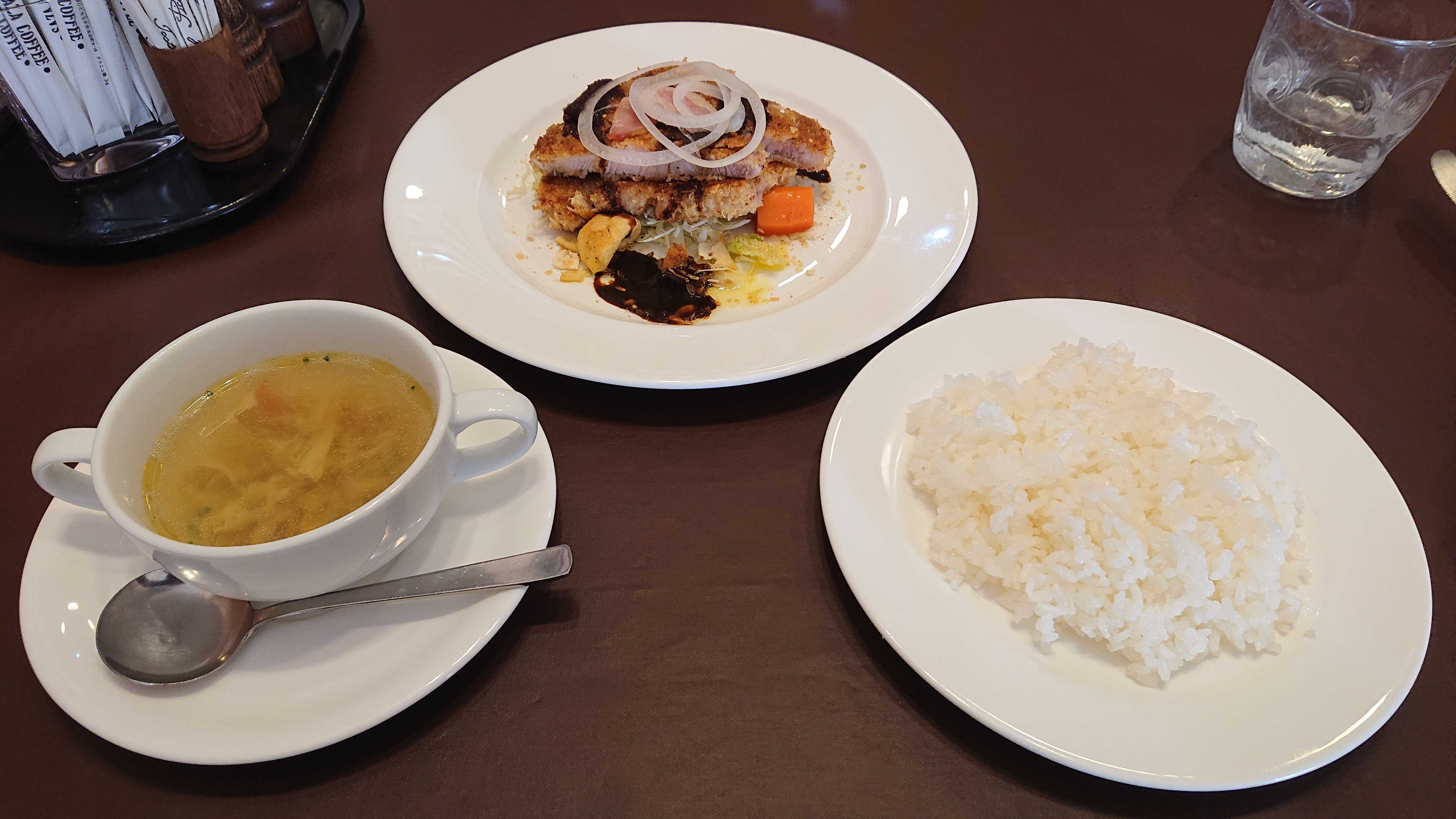 本日のランチ（ポークロースのナッツ入りパン粉焼き）