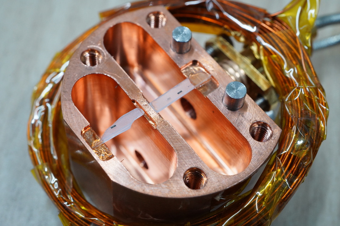 Superconducting quantum device in a copper cavity